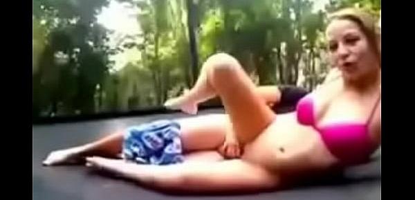  sexo de una jovencita en el aire libre